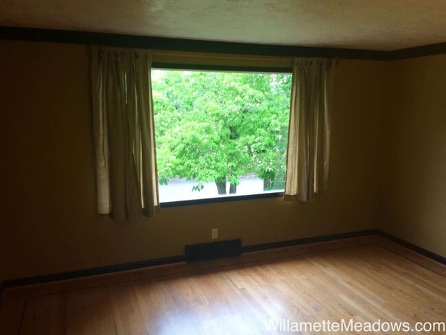 Building Photo - Amazing 4 Bedrooms, 2 Bathrooms, House in South Salem