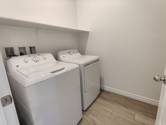 Building Photo - Like New 2 Bed 2.5 Bath Condo