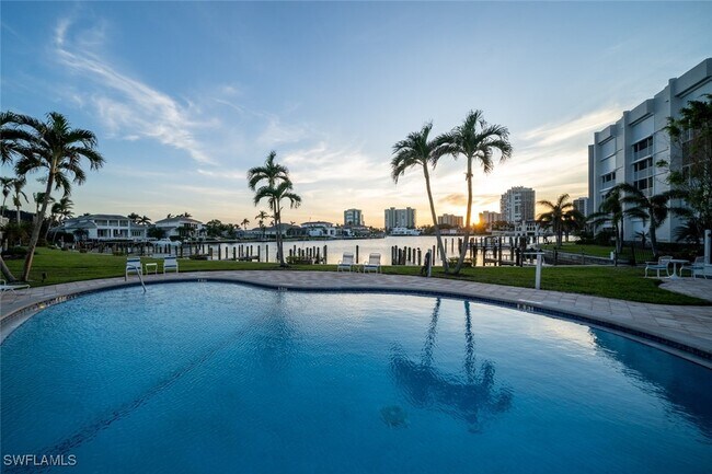 Building Photo - 400 Park Shore Dr