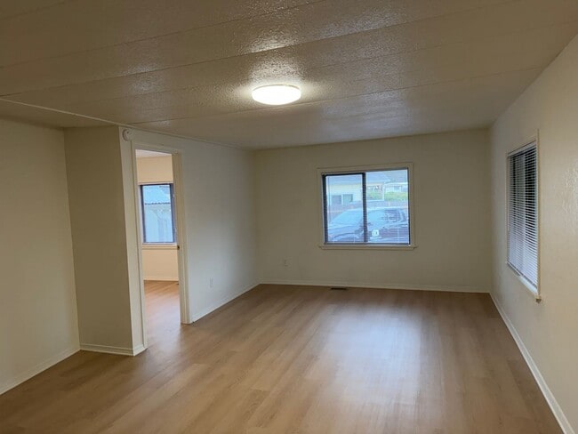 Building Photo - Updated 3 bedroom 2 bathroom house in Springfield!