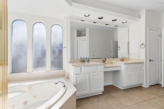 Building Photo - 5630 Ashford Ridge Ln