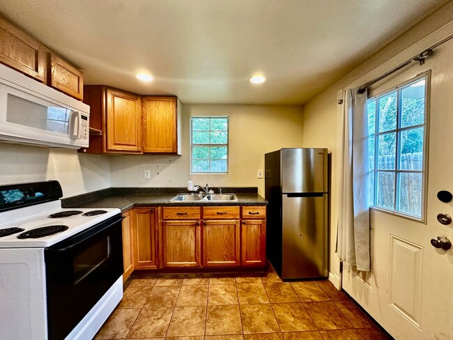 Building Photo - Cozy Guest House Utilities Included