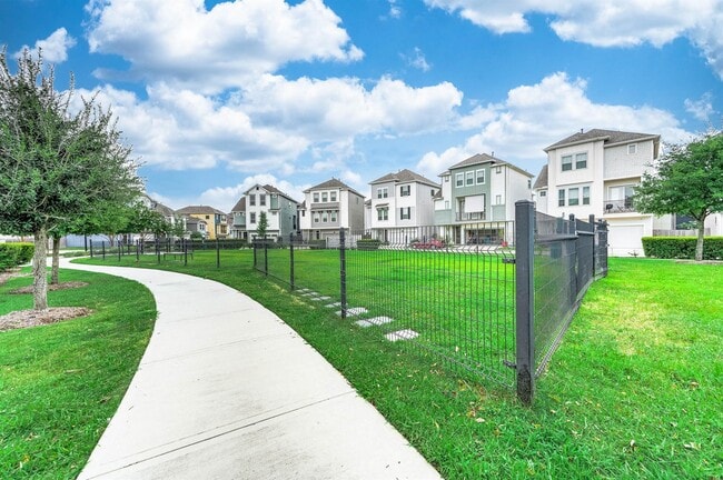 Building Photo - 2022 Groveland Glen Dr