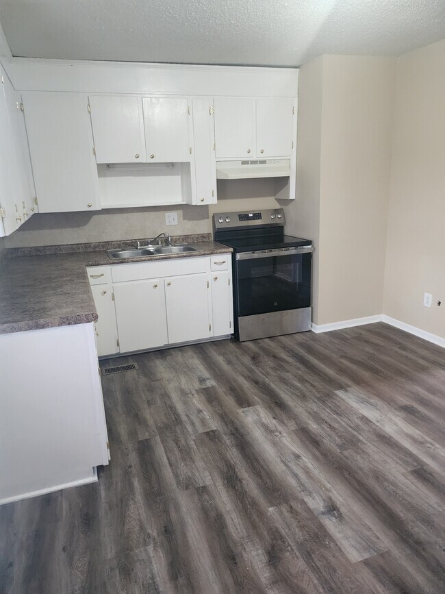 Building Photo - 3777 Sedgefield Dr