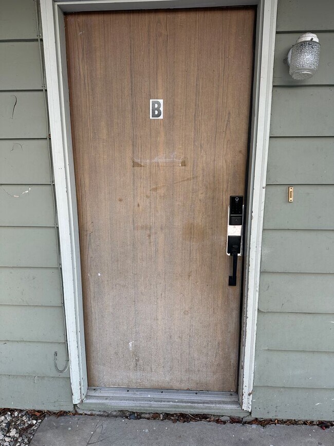 Building Photo - 521 N St