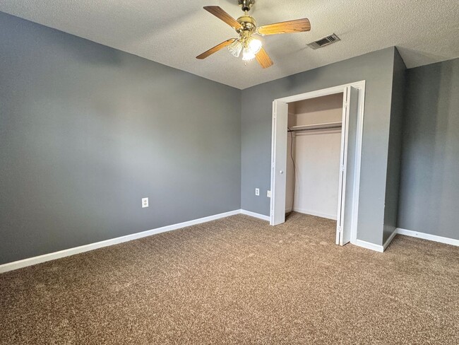 Building Photo - MOVE-IN READY!  [PET FRIENDLY]