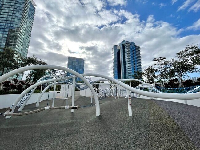 Building Photo - Koula: New 2 Bed, 2 Bath Condo with 1 Park...