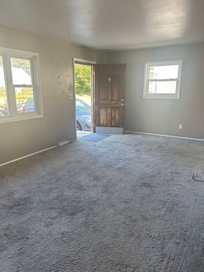 Building Photo - Cute 3 Bedroom, 1.5 Bath, with basement lo...