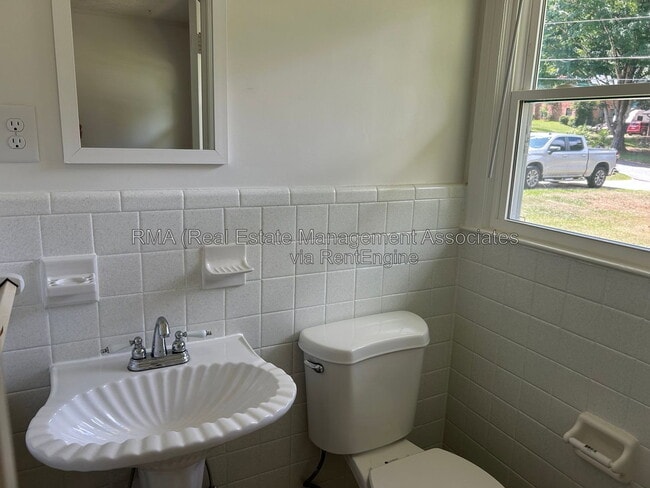 Building Photo - 216 Hillandale Dr