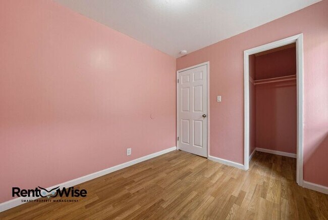 Building Photo - 657 Hurlingame Ave
