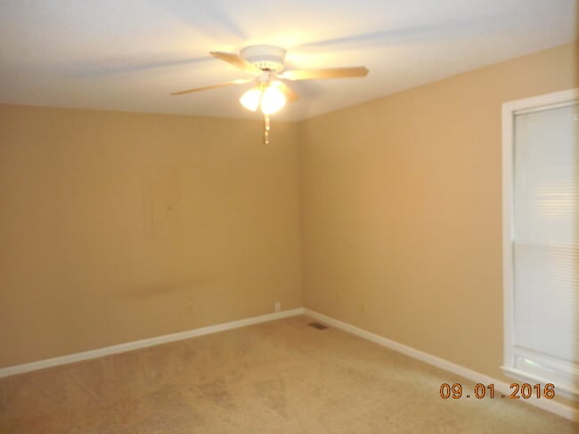 Building Photo - 3 Bedroom 2 Bath Home For Rent in Sango Area!