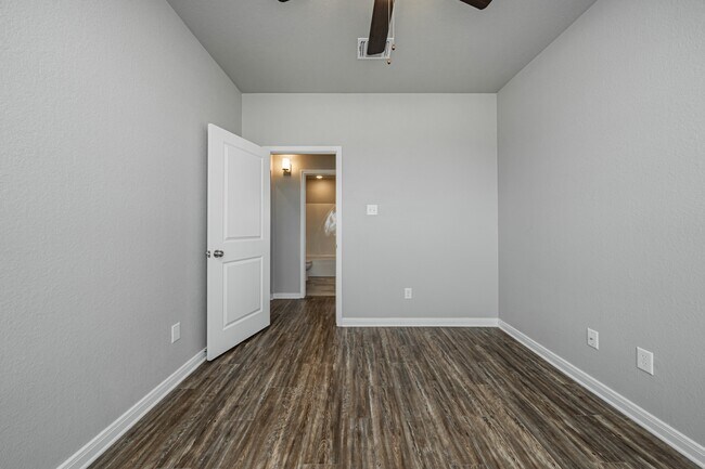 Building Photo - 602 Hollyhock Dr