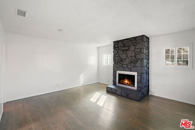 Building Photo - 11004 Mansel Ave