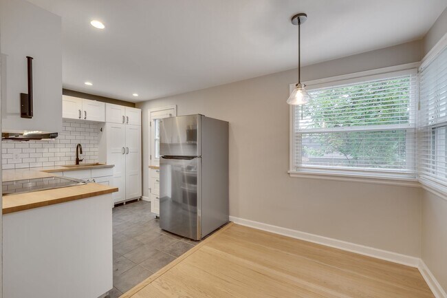 Building Photo - Charming 4 Bed, 2.5 Bath Brick Bungalow in...