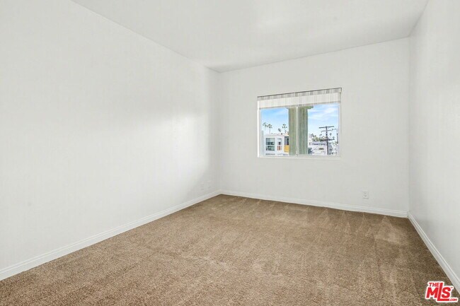 Building Photo - 521 Montana Ave