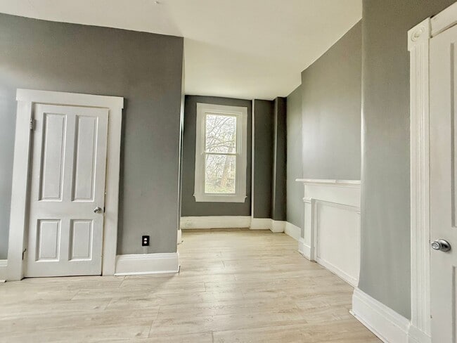 Building Photo - 447 Warner St