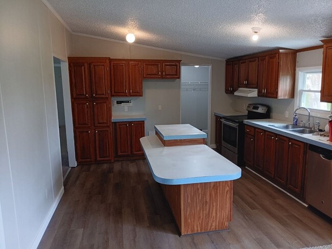 Building Photo - 325 E Jewett Ave