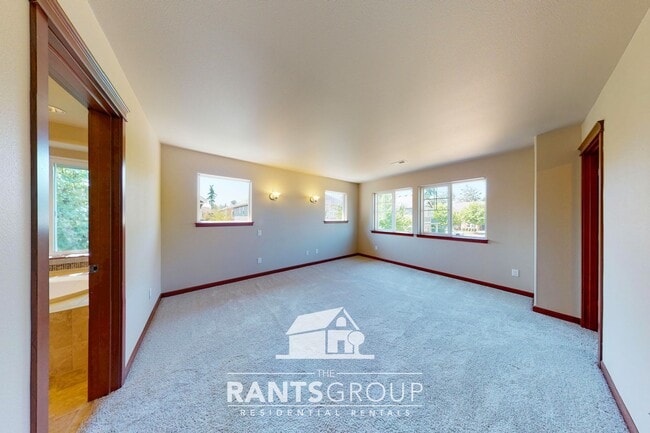 Building Photo - Fantastic Puyallup Neighborhood! Easy Commute to JBLM!