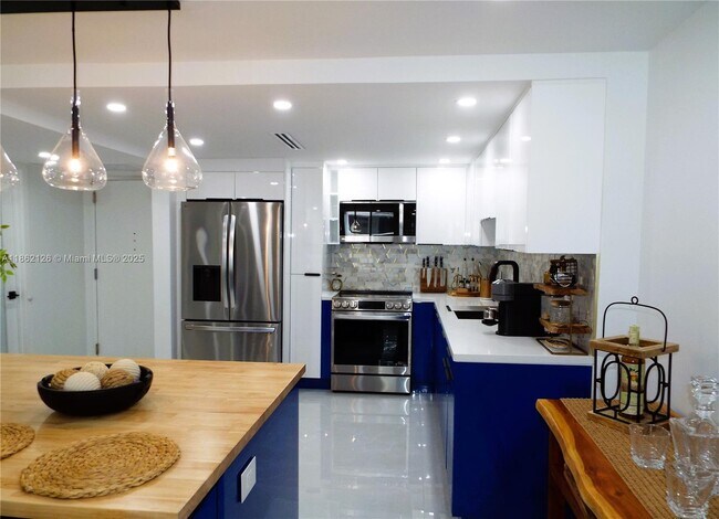 Building Photo - 5701 Collins Ave