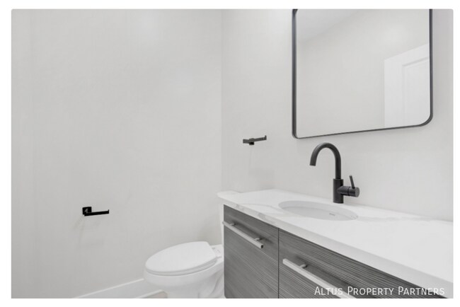 Building Photo - 4927 S Prairie Ave