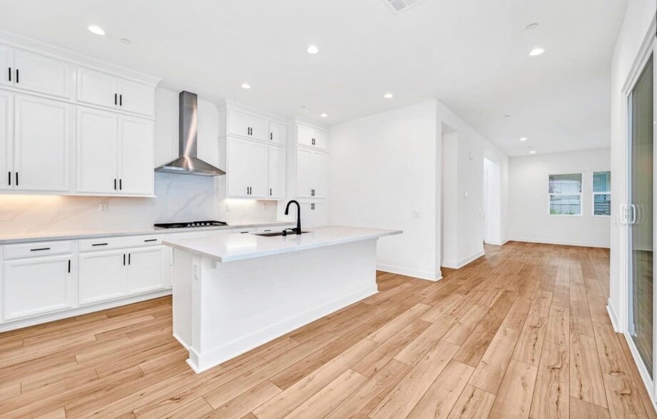 Building Photo - 440 Chorus