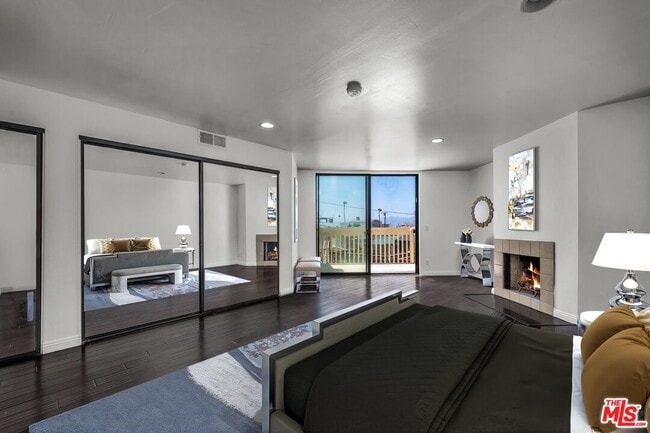 Building Photo - 7301 Vista Del Mar