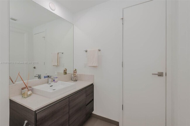 Building Photo - 1080 Brickell Ave