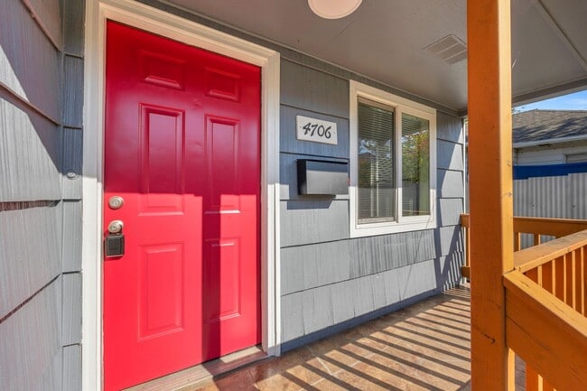 Building Photo - Two Bed 2 Bath Single Family Home Close to...