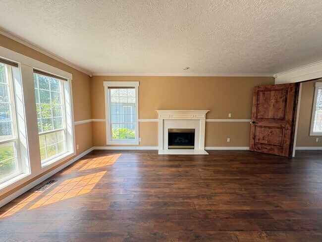 Building Photo - 4 Bedroom 2.5 Bathroom Home in NW Salem!