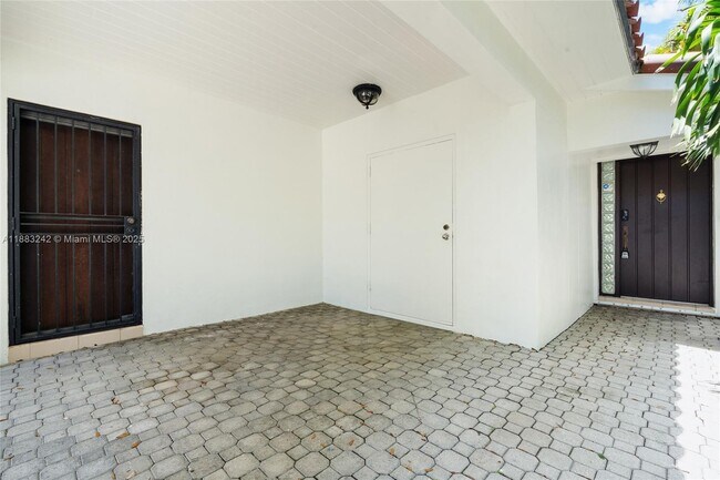 Building Photo - 5810 Maggiore St