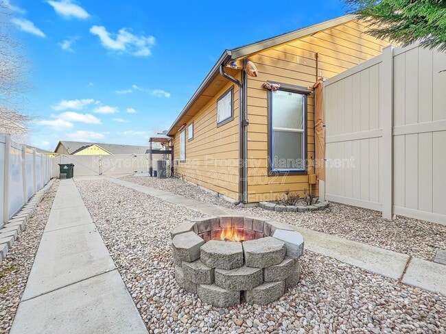 Building Photo - 3349 N Justin Ave