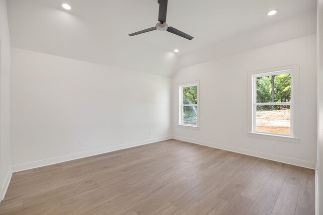 Building Photo - Gorgeous new construction in Flint!