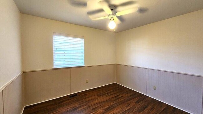 Building Photo - Beautiful 3 Bed 2 Bath Corner Lot