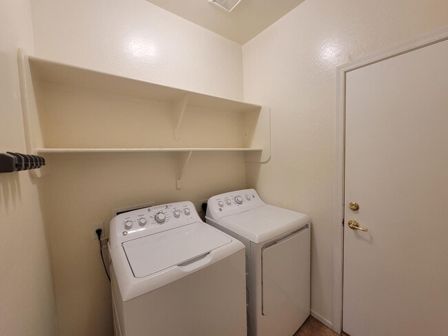 Building Photo - 3562 E Meadowview Dr