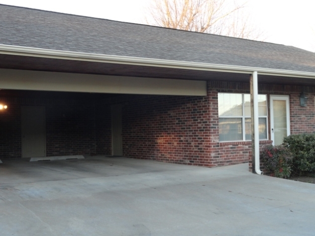 Garage next to house. - Autumn Place