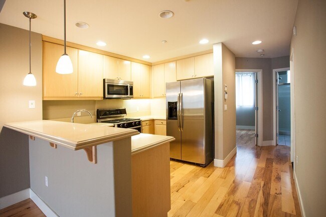 Building Photo - PALO ALTO SCHOOL DISTRICT- Tri-Level Execu...