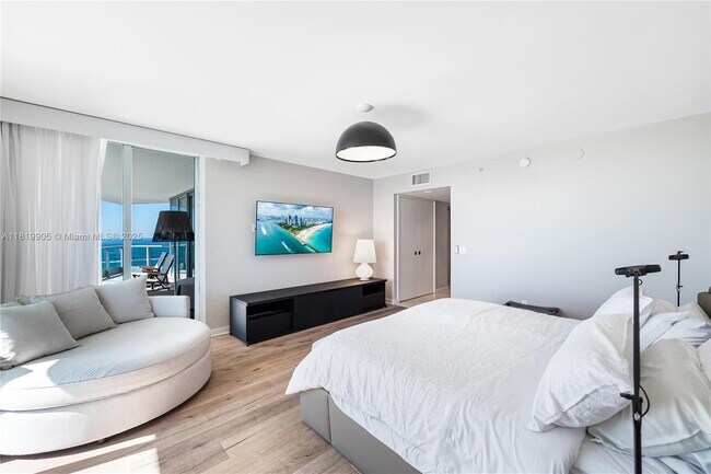 Building Photo - 1331 Brickell Bay Dr