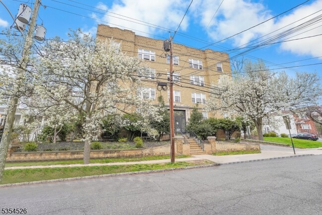 Building Photo - 22 St Lukes Pl