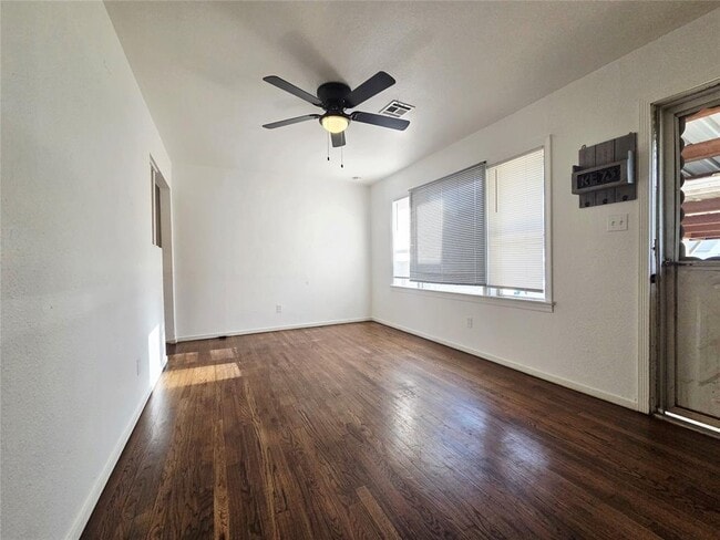 Building Photo - 3413 Willow Creek Dr