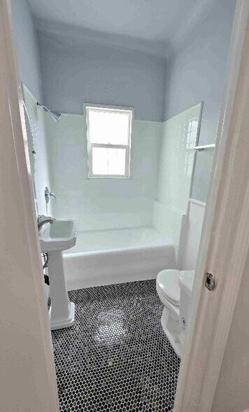 Building Photo - 851 Sanborn Ave