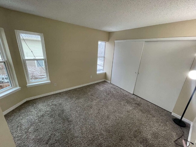 Building Photo - Updated 2 Bedroom, 2 Bath Condo (Available Immediately)