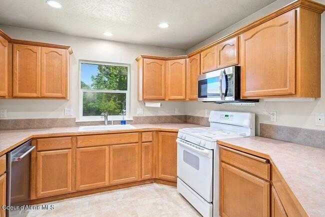 Building Photo - Spacious 3-Bedroom Home with Large Lot, Greenhouse & Bonus Room – The Landings