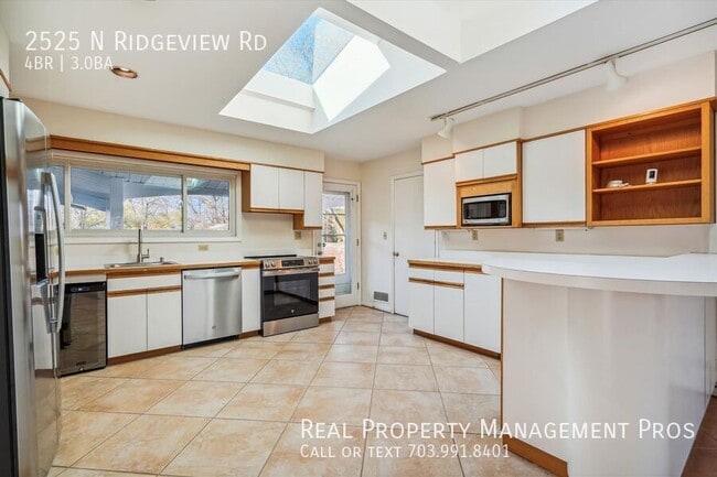 Building Photo - 2525 N Ridgeview Rd