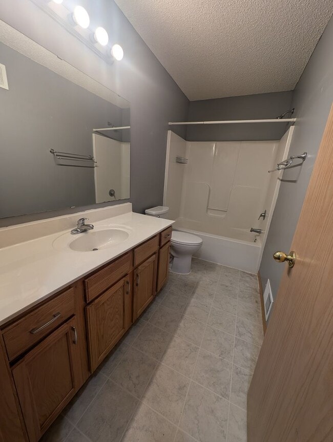 Building Photo - Updated 3BR Townhome in Eagan – Close to S...