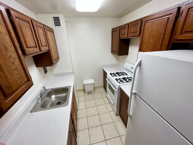 Building Photo - Cute 1 BR/1 BA Condo in Dupont Circle!