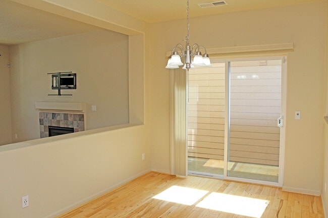 Building Photo - 321 NE Edgeway Drive