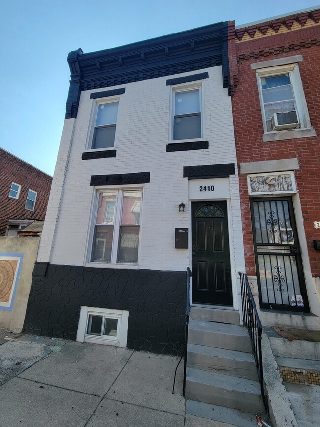 Building Photo - 2410 S Sheridan St