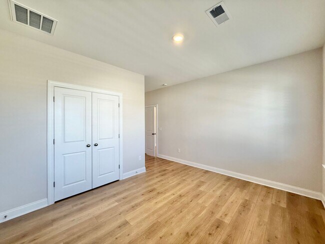 Building Photo - Luxurious 5BD, 4.5BA Holly Springs Home in an HOA Community with Resort-Style Amenities near Down...