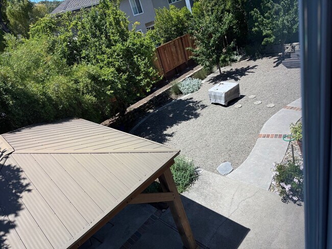 Building Photo - Fully remodeled home, Pet friendly with A/...