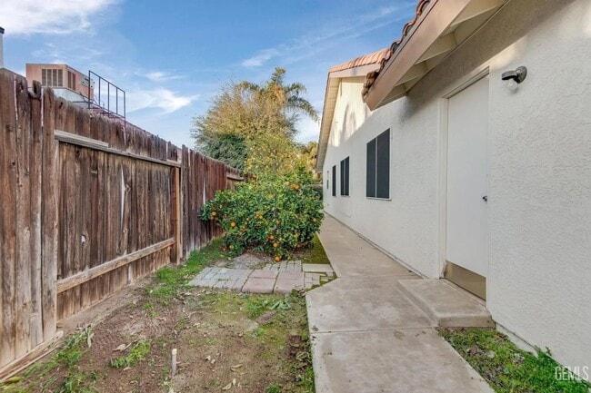 Building Photo - 14004 Las Entradas - Gorgeous NW remodeled...